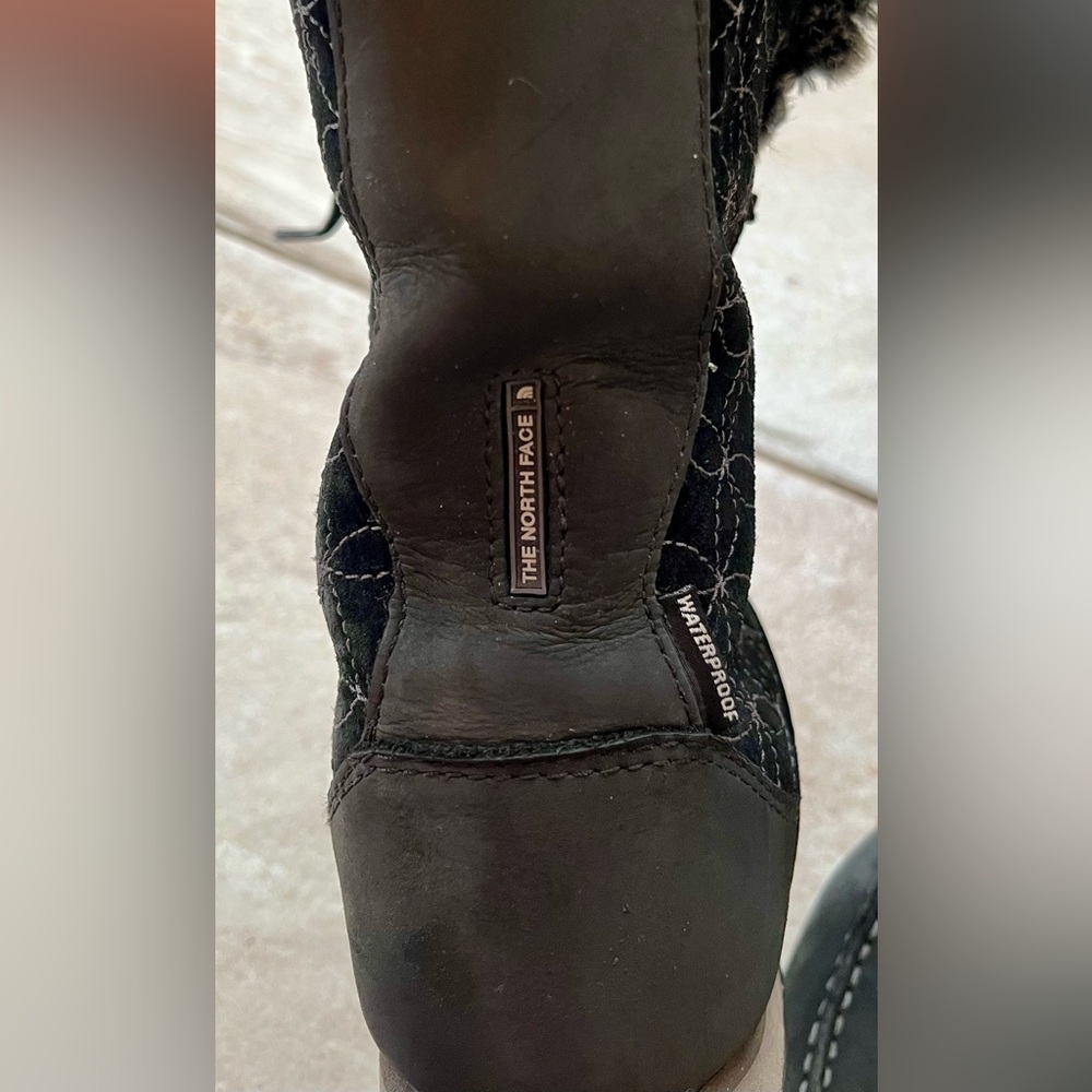 North Face Allure sz 7 insulated winter boots.  Black with “fur” trim. VGUC - Picture 7 of 9